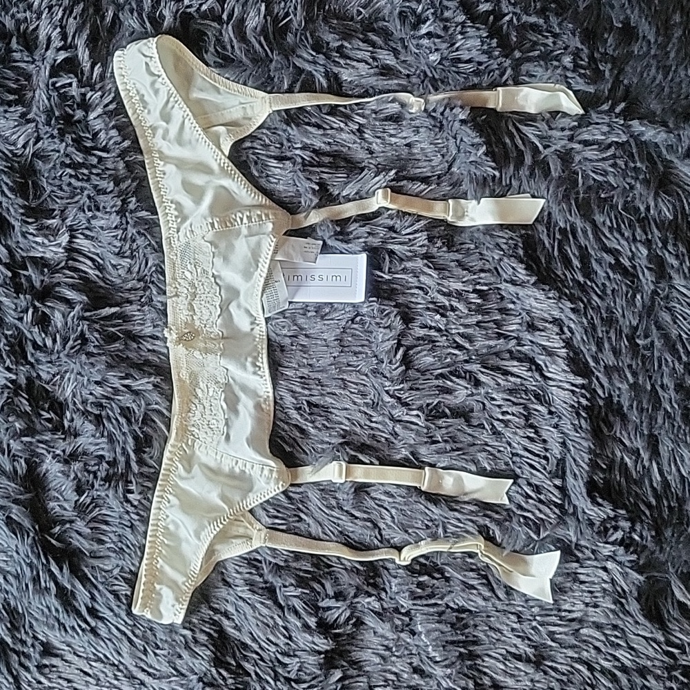 🟣 Garter belt